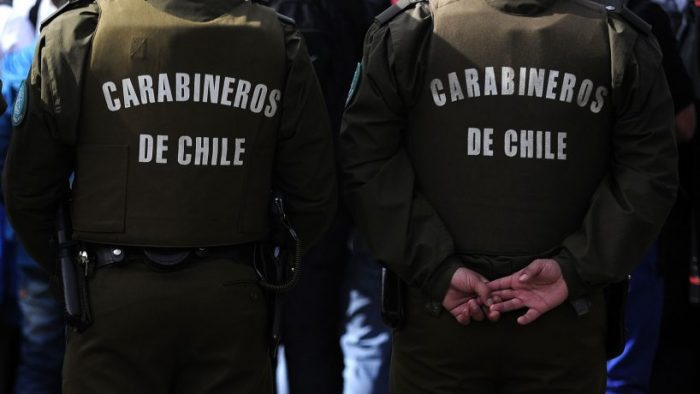 «Un atentado a la intimidad»: critican norma de Carabineros que obliga a mujeres detenidas a entregar el sostén