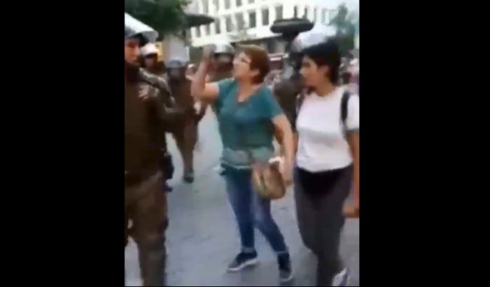 El duro emplazamiento de una mujer a Carabineros cuando estos trataban de detener a manifestantes