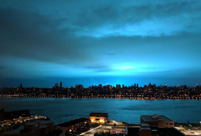 Misterioso cielo azul ilumina la ciudad de Nueva York