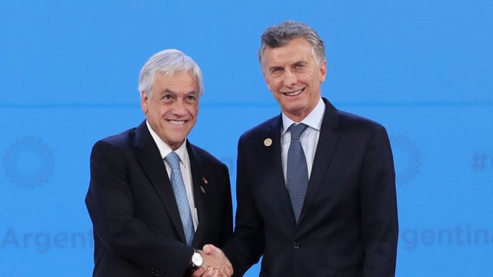 Mauricio Macri y Cecilia Morel saludan al cumpleañero Sebastián Piñera