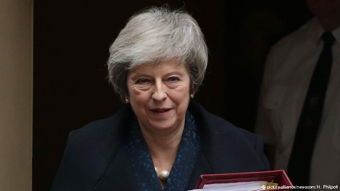 Theresa May se salva y sigue al mando de Reino Unido y del brexit