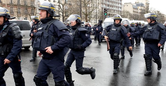Francia: policías se quitan los cascos para negociar con manifestantes