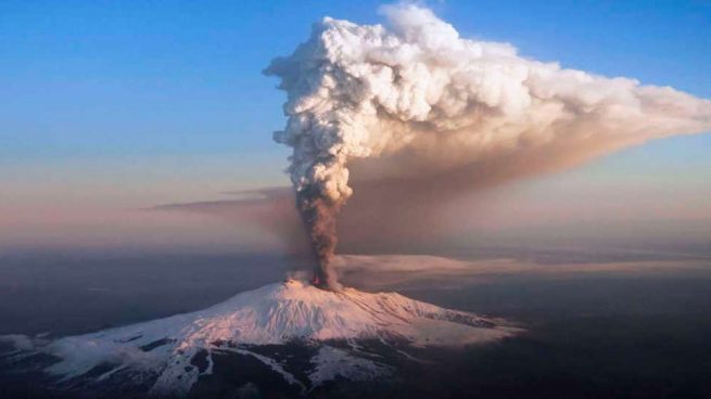 Volcán Etna experimenta ligera actividad con explosiones y emisión de gases