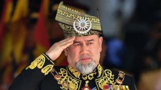 La sorpresiva e histórica abdicación del sultán de Malasia Mohamed V (y qué tuvo que ver una boda secreta)