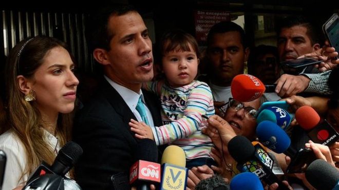 Guaidó denuncia una visita de la policía a su casa para intimidarlo y las autoridades lo niegan