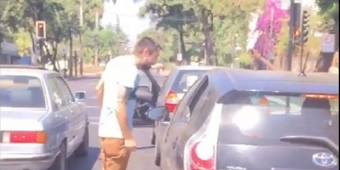 Denuncian a agresivo conductor que chocó a dos automóviles en Providencia
