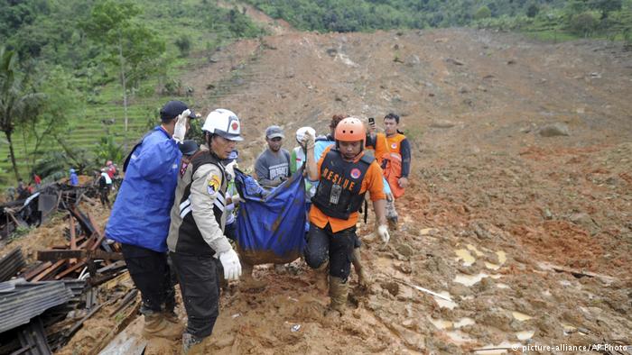 Al menos 9 muertos y 34 desaparecidos en corrimiento de tierra en Indonesia