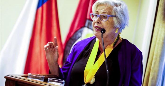 Por primera vez en 133 años, una mujer dirige Academia Chilena de la Lengua