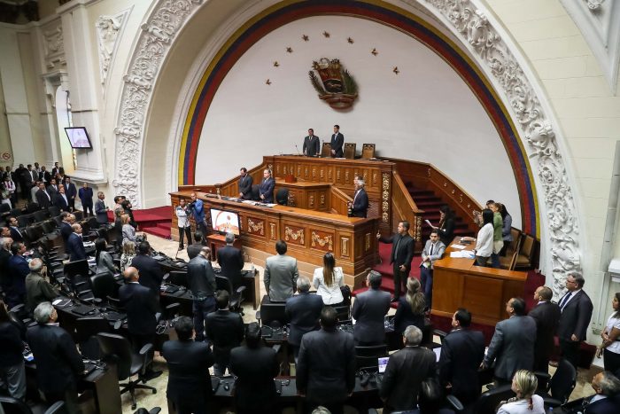 Venezuela: Parlamento declara usurpador a Maduro e incentivará no reconocer su mandato