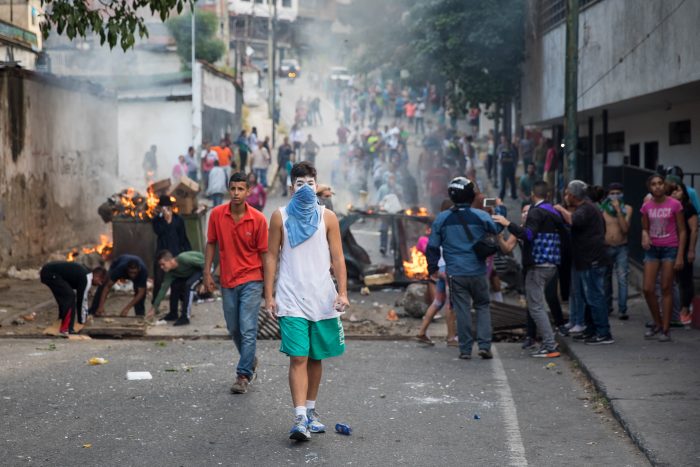 Protestas contra Maduro se extienden hasta la madrugada en varias zonas de Caracas