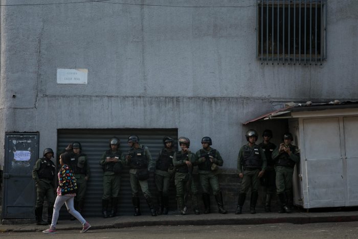 Venezuela: Gobierno de Nicolás Maduro informa de 27 soldados detenidos tras sublevación armada