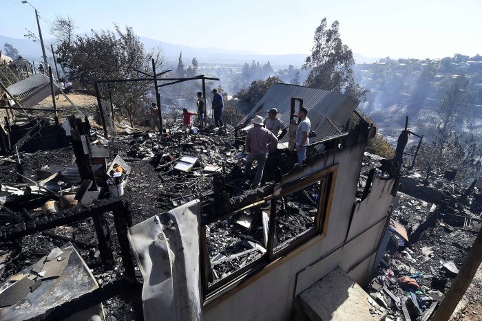 Incendio forestal en Limache ha destruido cerca de 50 casas