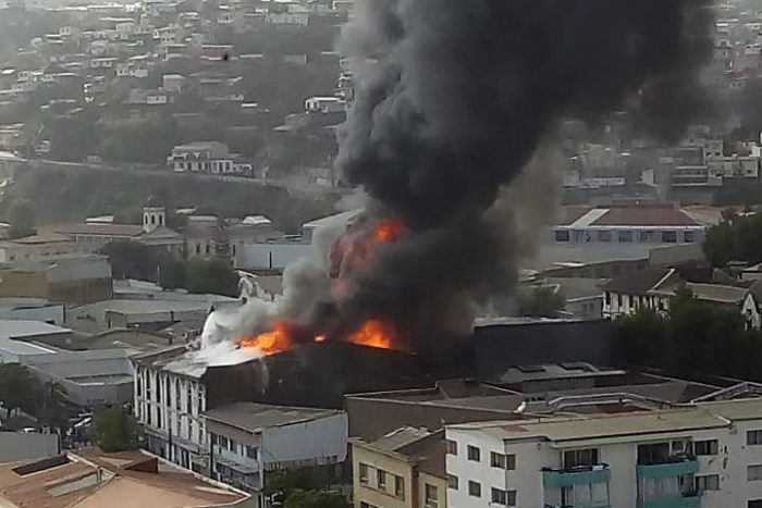 Gran incendio afectó casona en Valparaíso