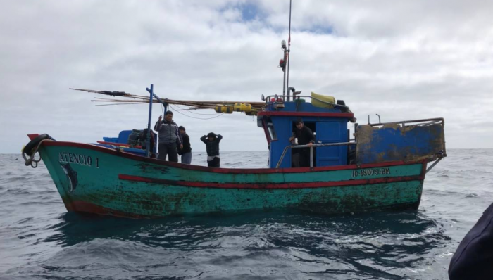 Armada chilena captura barco peruano en zona exclusiva del país