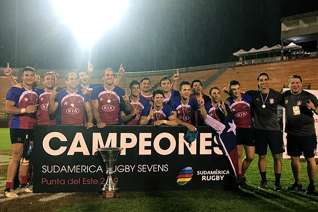 Eufórica celebración del seleccionado chileno de “rugby seven” tras el título ganado a Argentina