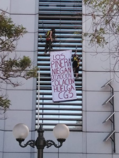 Trabajadoras de CGS se cuelgan desde Torre Telefónica para pedir mejoras laborales