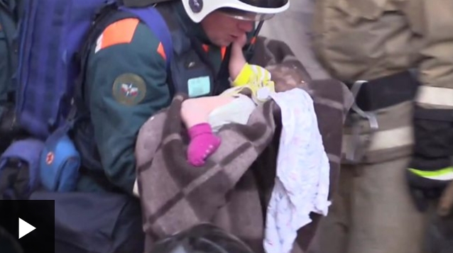 El emocionante momento en que un equipo rescata a un bebé atrapado entre los escombros de un edificio derrumbado en Rusia