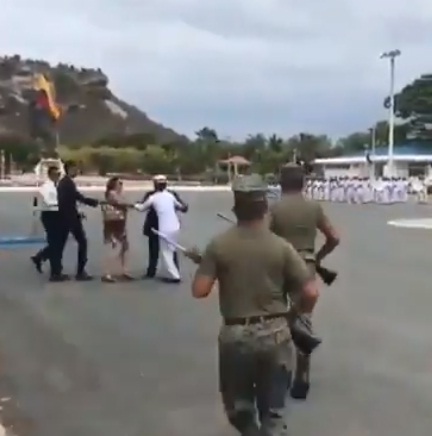 Se arrepintió en el último momento: cadete de la Fuerza Naval de Ecuador huye en plena ceremonia