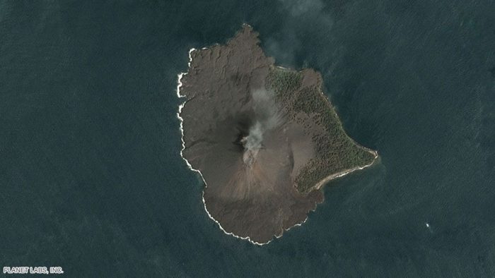 Tsunami en Indonesia: las nuevas imágenes satelitales del Anak Krakatoa que muestran la magnitud del derrumbe del volcán tras su erupción