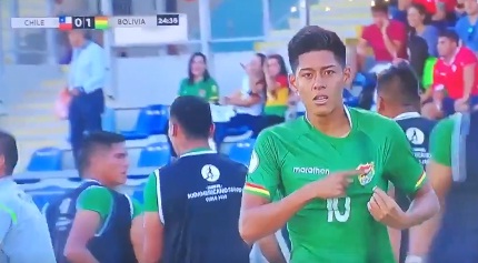 Reivindicación marítima: jugador boliviano celebra nadando en empate contra Chile