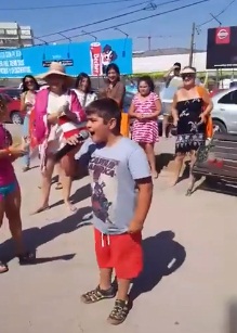 Niño rockero gana concurso playero cantando AC/DC y se viraliza en redes sociales