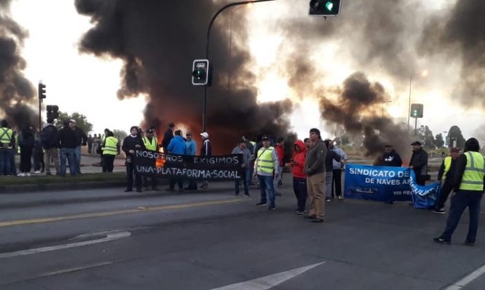 “Guerra de la jibia”: pescadores se manifiestan y levantan barricadas en Talcahuano