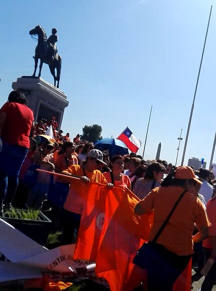 Manipuladores de alimentos de Junaeb protestan en Plaza Italia y convocan manifestación en todo Chile
