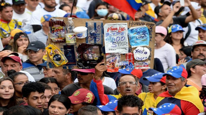 Venezuela: Habitantes de Los Teques cierran protesta con el Himno Nacional