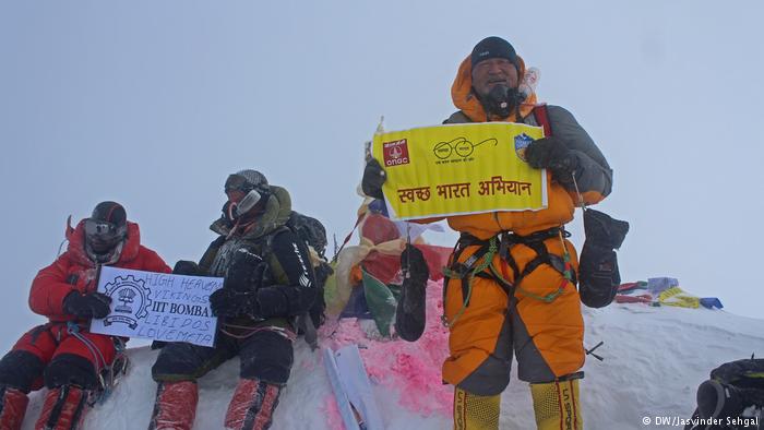 Limpiando el Everest, el vertedero de basura más alto del mundo
