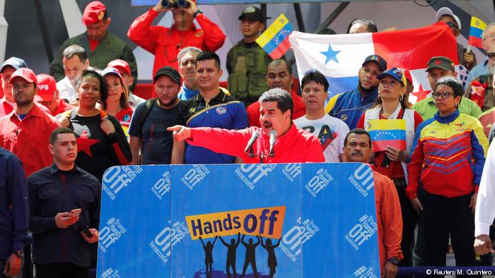 Maduro pide a militares defenderlo si lo derrocan y rompe relaciones con Colombia