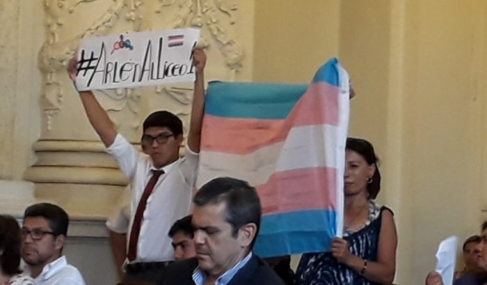 Caso Arlén Aliaga: ahora el Mineduc y la municipalidad de Santiago le dan todo su apoyo a la joven trans