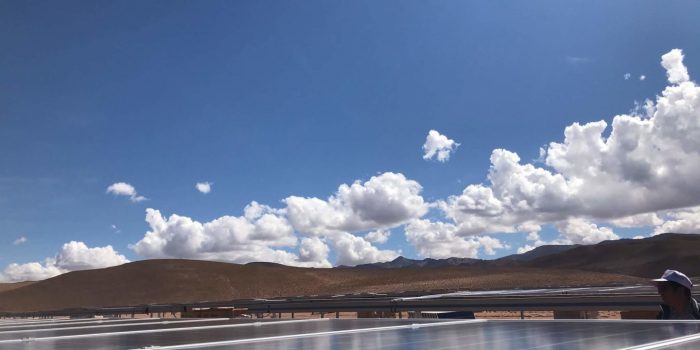 China construye la planta solar más grande de América Latina (y no estará en Chile)