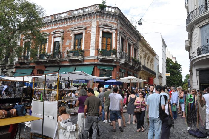 Domingos más vacíos en Buenos Aires sin los artesanos de la Feria San Telmo