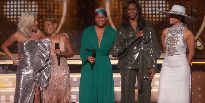 Mujeres arrasan en los Grammy y comparten el escenario con Michelle Obama