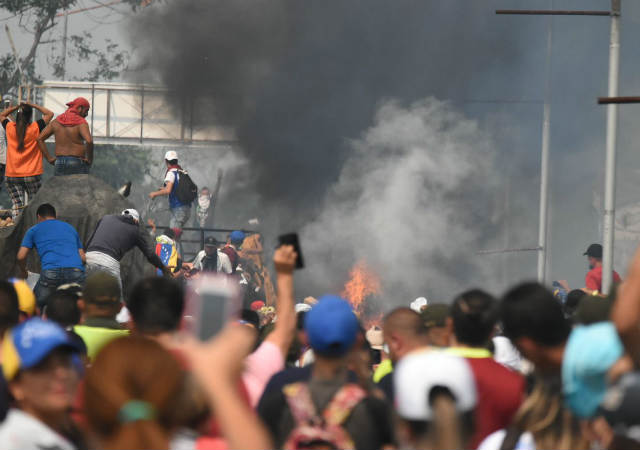 Denuncian que adherentes de Maduro quemaron camiones con ayuda humanitaria