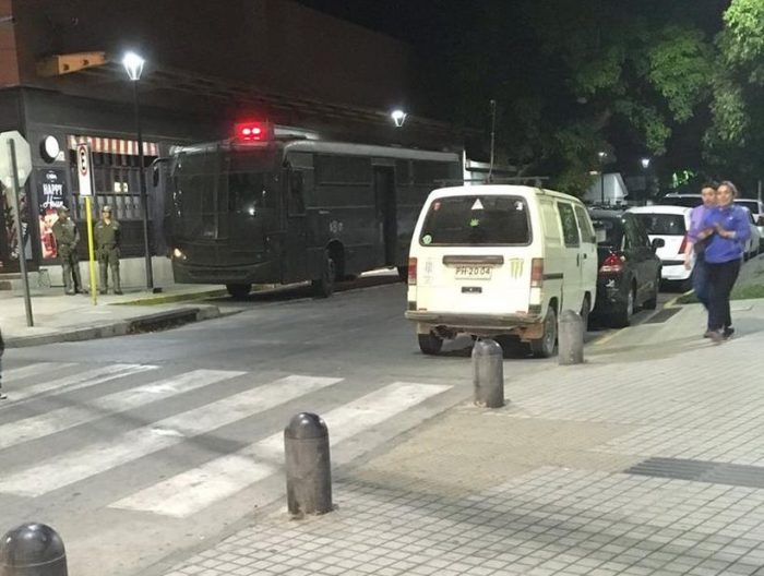 San Antonio las domó: Patricia Maldonado y Raquel Argandoña son sacadas en bus de Carabineros tras nueva funa a su show