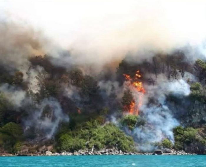 Alerta roja en Aysén: incendios amenazan sector de las Catedrales de Mármol