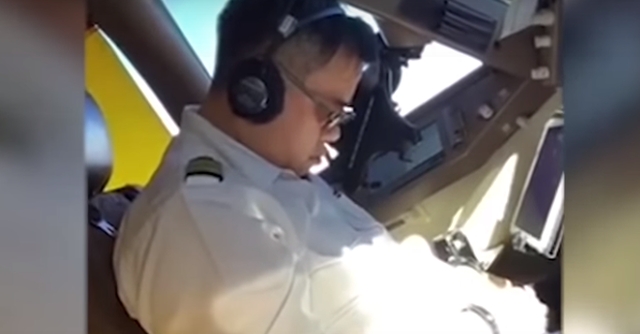 Otra de aviones: graban a experimentado piloto chino durmiendo en pleno vuelo