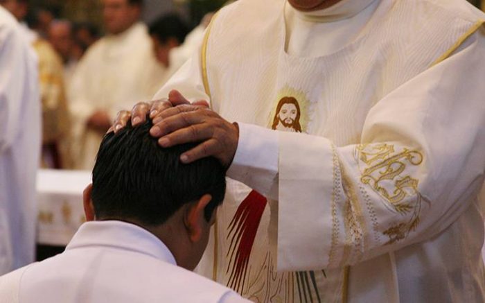 Contraviniendo recomendaciones sanitarias: feligreses realizan largas filas para confesarse en colegio católico de Las Condes