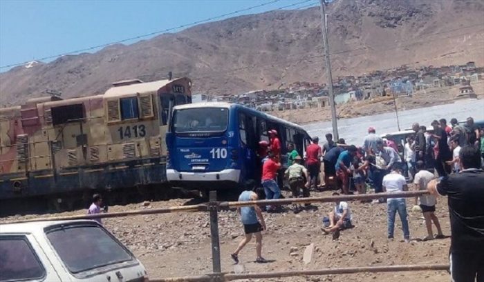 Impactante choque entre imprudente micro y tren deja 14 personas lesionadas en Antofagasta