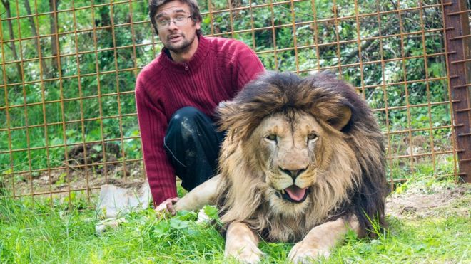 El hombre que murió al ser atacado por un león que criaba en el patio de su casa