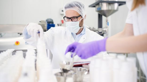 El profesor al que acusan de robar el invento de un alumno y venderlo por US$1,5 millones a una farmacéutica