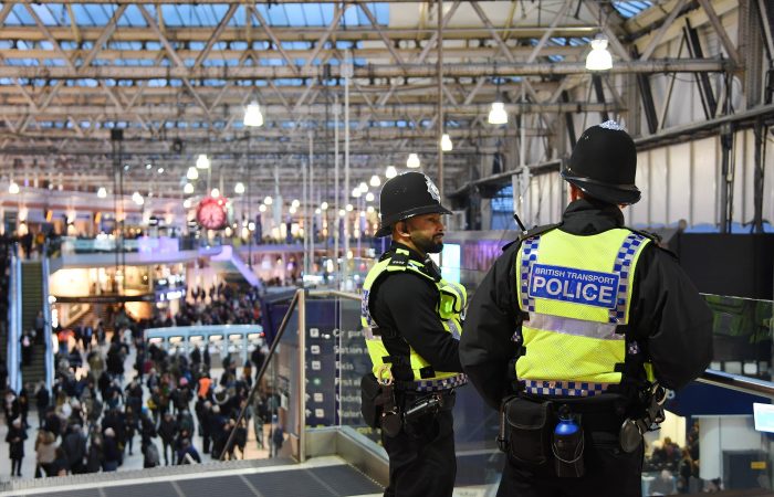 Investigan tres paquetes con explosivos detectados en Londres