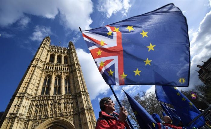Sigue la teleserie del «brexit»: diputados aprueban moción para pedir más tiempo a la UE