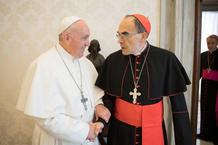 Papa rechaza renuncia de cardenal francés y enfurece a víctimas de pedofilia