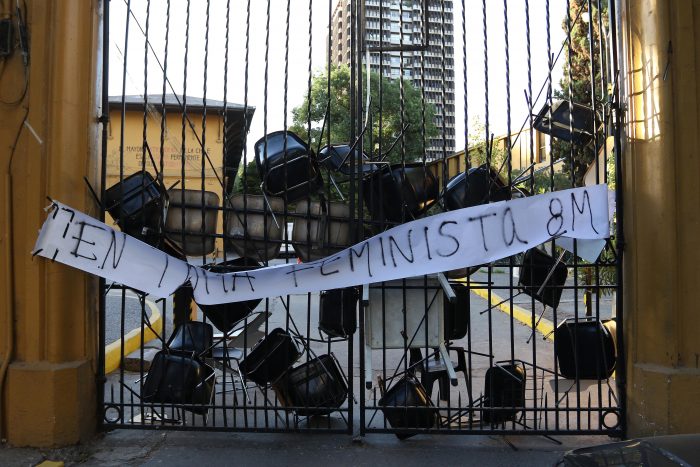 Toma feminista de la Facultad de Arquitectura de la Universidad de Chile se cuadra con la huelga del 8M