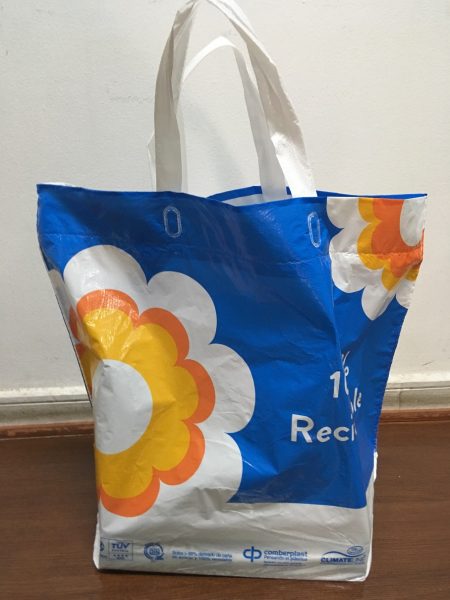 Greenpeace y nueva oferta de bolsas en supermercados: «Son bolsas plásticas, pero con pasamontañas»