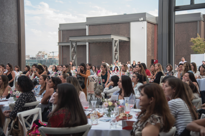 Lanzan campaña para inspirar a mujeres a llegar a altos cargos