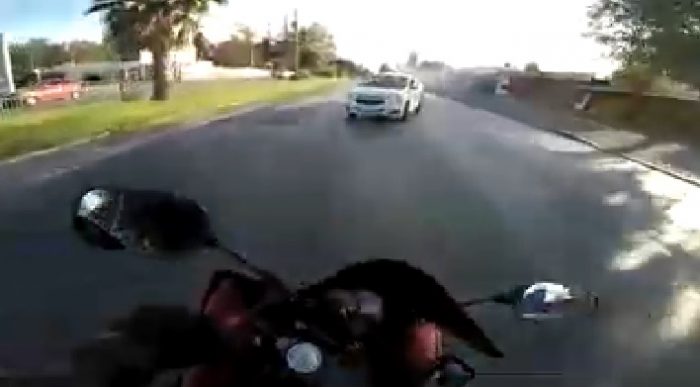 Video registra choque frontal de chofer a motorista que había golpeado su espejo