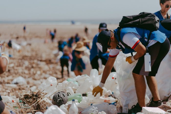 Jornada de limpieza retiró cientos de kilos de plástico en las playas de Arica tras aluviones